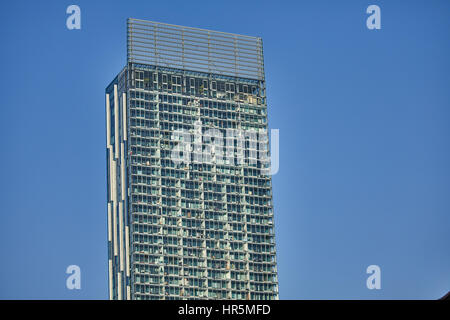 Giornata di sole blu cielo Bentham tower 47 piani di utilizzo misto grattacielo a Manchester in Inghilterra. Completato nel 2006 Foto Stock