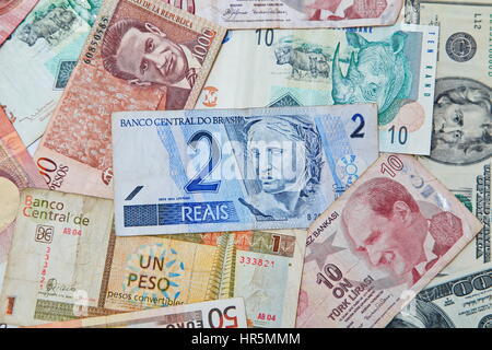 Sfondo dalla carta moneta dei diversi paesi. Real brasiliano in medio Foto Stock