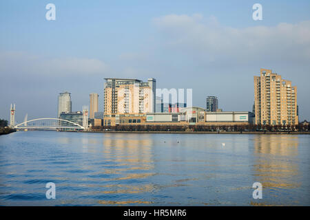 MediacityUK The Lowry Outlet Mall complessa attraverso il Manchester Ship Canal a Salford Quays Salford Manchester Inghilterra,UK Foto Stock