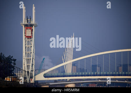 MediacityUK il Salford Quays ponte di sollevamento o di Salford Quays Millennium passerella sul Manchester Ship Canal a Salford Quays salford manchester Engla Foto Stock