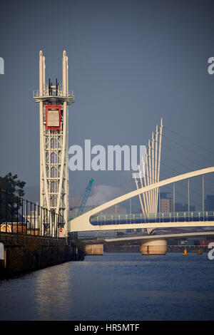 MediacityUK il Salford Quays ponte di sollevamento o di Salford Quays Millennium passerella sul Manchester Ship Canal a Salford Quays salford manchester Engla Foto Stock