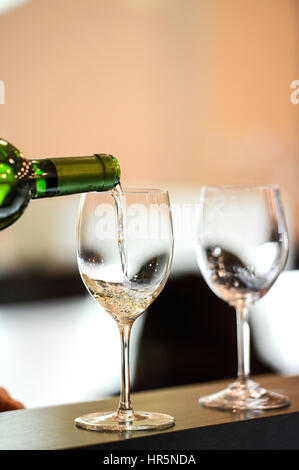 Tasting-White vino versare in un bicchiere, Vigna di bordeaux Foto Stock