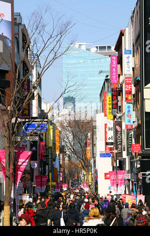 Scena di strada a Myeongdong nel quartiere dello shopping di Seoul, Corea Foto Stock