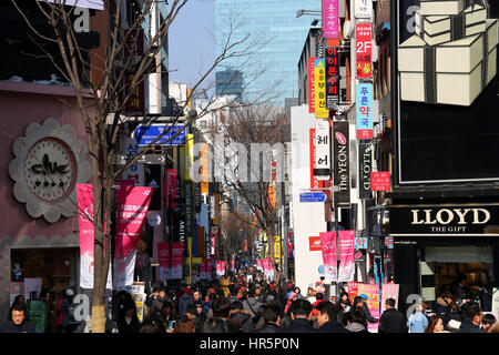 Scena di strada a Myeongdong nel quartiere dello shopping di Seoul, Corea Foto Stock