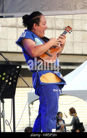 KAOHSIUNG, Taiwan -- Aprile 23, 2016: premiato musicista giapponese Yuta Uchiumi esegue al 1° Pacific Rim Ukulele Festival, gratuitamente una vigilia all'aperto Foto Stock