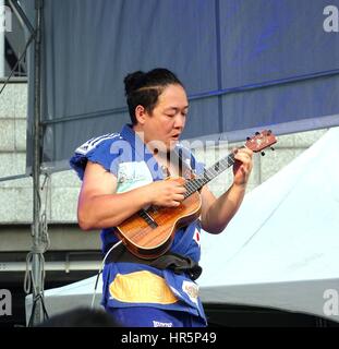 KAOHSIUNG, Taiwan -- Aprile 23, 2016: premiato musicista giapponese Yuta Uchiumi esegue al 1° Pacific Rim Ukulele Festival, gratuitamente una vigilia all'aperto Foto Stock