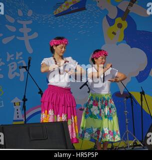 KAOHSIUNG, Taiwan -- Aprile 23, 2016: due ballerini non identificato esegue una danza hawaiana al 1° Pacific Rim Ukulele Festival, gratuitamente un evento esterno. Foto Stock