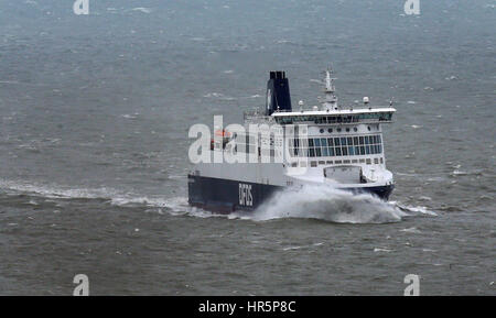 Il traghetto DFDS Dunkerque Seaways arriva al porto di Dover nel Kent, come le tempeste condizioni continuano in tutto il paese. Foto Stock