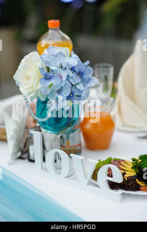 Parola di legno amore decorato sul tavolo di nozze. Foto Stock