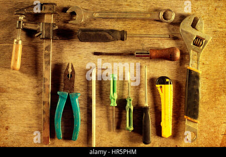 Artigianato in Pelle DIY tools flat lay still life, testurizzata versione vintage Foto Stock