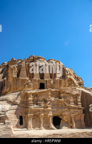 Vista panoramica obelisco del sepolcro e il triclinio in Petra, Giordania Foto Stock