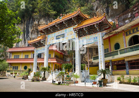 Architettura di ingresso principale di Sam Poh Tong, Ipoh - Sam Poh Tong è un famoso tempio nella grotta situata in Gunung Rapat, a circa 5 km a sud di Ipoh. Foto Stock