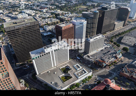 Los Angeles, California, Stati Uniti d'America - 6 Agosto 2016: vista aerea di Wilshire Blvd ufficio torri in The Westwood area del West Los Angeles. Foto Stock