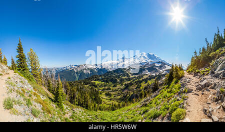 Un 180 gradi panorama su Burroughs Mountain Trail in Mount Rainier National Park, Washington, Stati Uniti d'America. Foto Stock