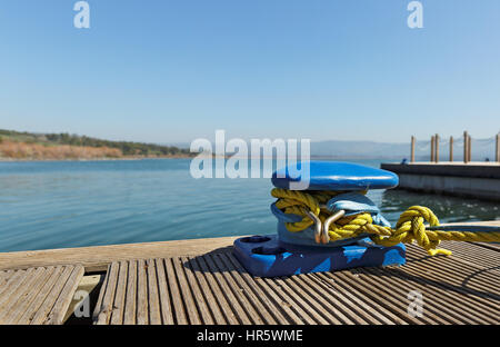 Blue bollard ormeggio con giallo di corda in Israele Foto Stock