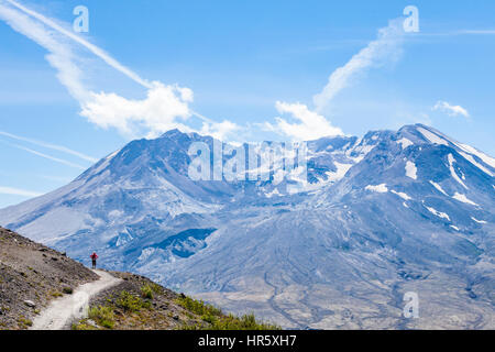 Una donna escursionista su Johnston Ridge Trail, Monte Sant Helens National Volcanic Monument, Washington, Stati Uniti d'America. Foto Stock