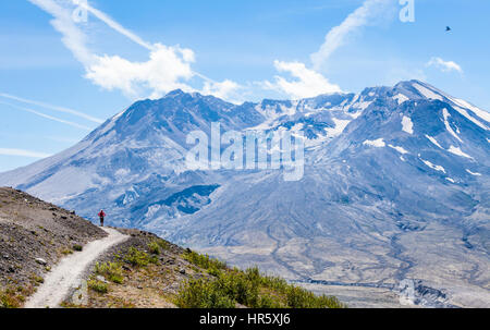 Una donna escursionista su Johnston Ridge Trail, Monte Sant Helens National Volcanic Monument, Washington, Stati Uniti d'America. Foto Stock