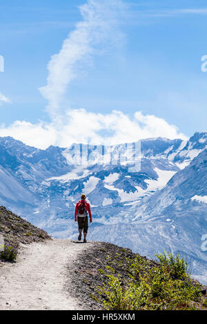 Una donna escursionista su Johnston Ridge Trail, Monte Sant Helens National Volcanic Monument Foto Stock