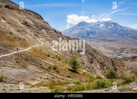 Una donna escursionista su Johnston Ridge Trail, Monte Sant Helens National Volcanic Monument Foto Stock