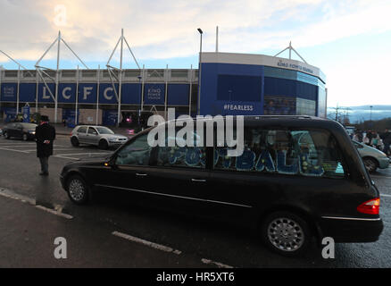 Un funebre con 'RIP CALCIO' è azionato dal re lo stadio di potenza, Leicester prima di Leicester è partita con il Liverpool. Foto Stock