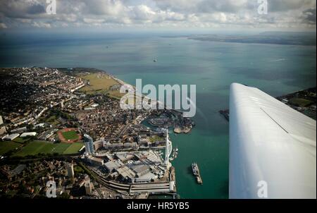 AJAXNETPHOTO. - 24 agosto, 2011. PORTSMOUTH, Inghilterra. - Vista aerea del porto di entrata con Spinnaker Tower centrale inferiore, SOUTHSEA E IL SOLENT al di là. Foto:JONATHAN EASTLAND/AJAX REF:R110709 2124 Foto Stock