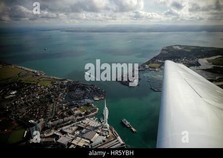 AJAXNETPHOTO. - 24 agosto, 2011. PORTSMOUTH, Inghilterra. - Vista aerea del porto di entrata con Spinnaker Tower centrale inferiore, SOUTHSEA E IL SOLENT al di là. Foto:JONATHAN EASTLAND/AJAX REF:R110709 2126 Foto Stock