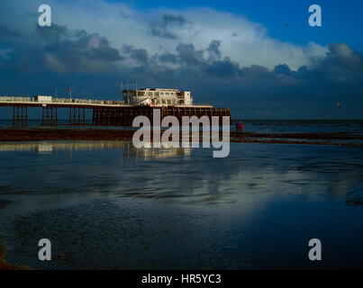 AJAXNETPHOTO. 2017.Worthing, Inghilterra. - STORM nuvole sopra il canale in lingua inglese con il molo A BASSA MAREA guardando verso sud-est. foto:JONATHAN EASTLAND/AJAX Ref:G172302 6662 Foto Stock