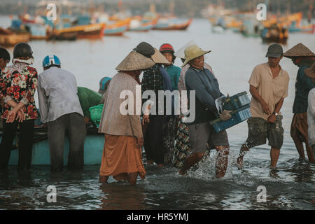 PHAN THIET, VIETNAM - Novembre 9, 2016: i pescatori in Phan Thiet il 9 novembre 2016, il Vietnam. Foto Stock