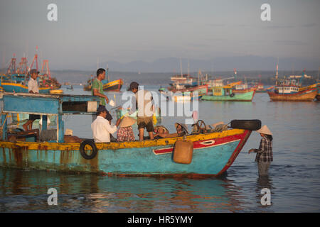 PHAN THIET, VIETNAM - Novembre 9, 2016: i pescatori in Phan Thiet il 9 novembre 2016, il Vietnam. Foto Stock