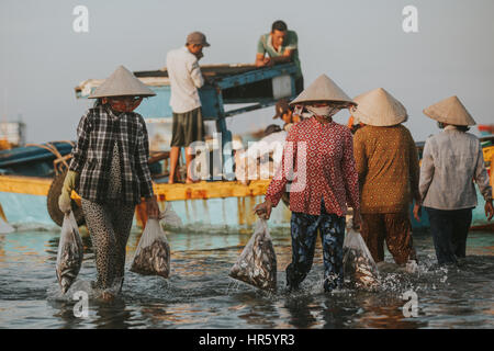 PHAN THIET, VIETNAM - Novembre 9, 2016: i pescatori in Phan Thiet il 9 novembre 2016, il Vietnam. Foto Stock