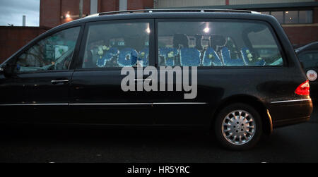 Un funebre con 'RIP CALCIO' è azionato dal King Power Stadium di Leicester, prima di Leicester è partita con il Liverpool. Foto Stock