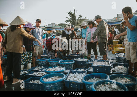 PHAN THIET, VIETNAM - Novembre 9, 2016: i pescatori in Phan Thiet il 9 novembre 2016, il Vietnam. Foto Stock