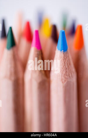 Una matita blu in piedi fuori dalle altre matite. Leadership, unicità, indipendenza, iniziativa, Foto Stock