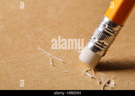 La gomma di una matita la rimozione di un errore scritto su un pezzo di carta. Foto Stock