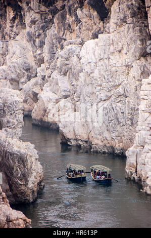 Barca attraverso le rocce di marmo Foto Stock