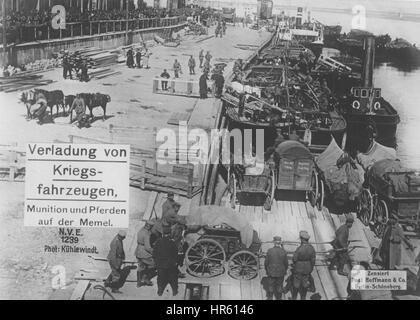 L'esercito tedesco il caricamento delle munizioni e di altre armi su veicoli militari in Memel, Germania durante la guerra mondiale I, 1915. Dalla Biblioteca Pubblica di New York. Foto Stock