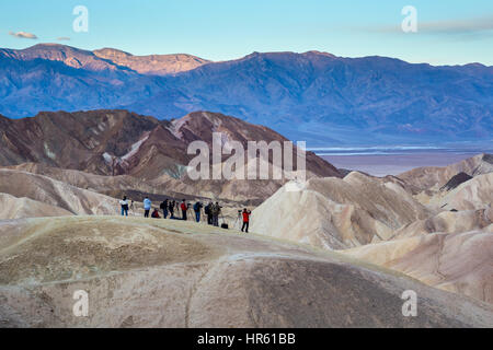 Fotografi, turisti, Zabriskie Viewpoint, Zabriskie Point, Parco Nazionale della Valle della Morte, Death Valley, California, Stati Uniti, America del Nord Foto Stock