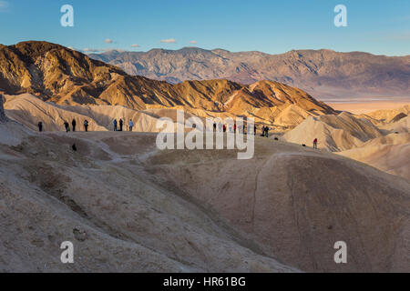 Fotografi, turisti, Zabriskie Viewpoint, Zabriskie Point, Parco Nazionale della Valle della Morte, Death Valley, California, Stati Uniti, America del Nord Foto Stock