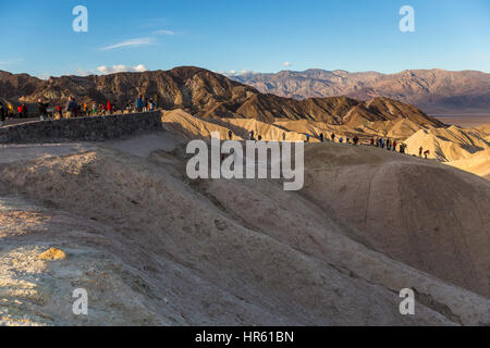 Fotografi, turisti, Zabriskie Viewpoint, Zabriskie Point, Parco Nazionale della Valle della Morte, Death Valley, California, Stati Uniti, America del Nord Foto Stock