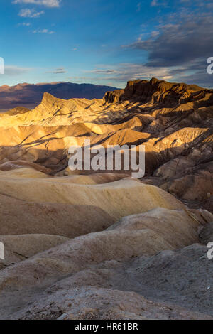 Manly Beacon, rosso cattedrale, Zabriskie Viewpoint, Zabriskie Point, Parco Nazionale della Valle della Morte, Death Valley, California, Stati Uniti, America del Nord Foto Stock