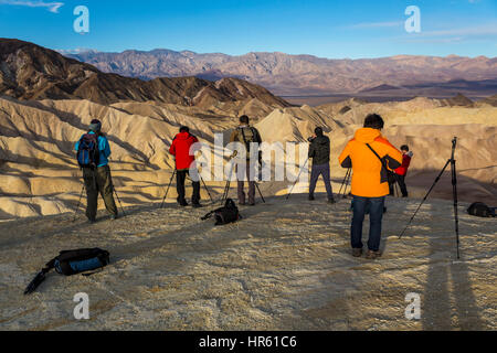 Fotografi, turisti, Zabriskie Viewpoint, Zabriskie Point, Parco Nazionale della Valle della Morte, Death Valley, California, Stati Uniti, America del Nord Foto Stock