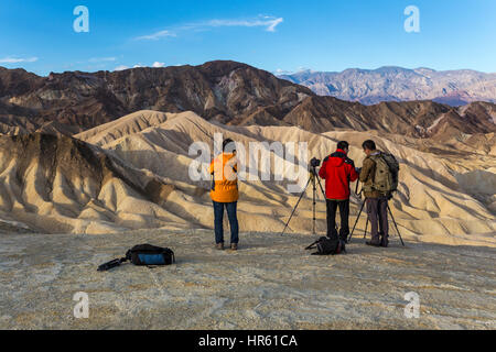 Fotografi, turisti, Zabriskie Viewpoint, Zabriskie Point, Parco Nazionale della Valle della Morte, Death Valley, California, Stati Uniti, America del Nord Foto Stock