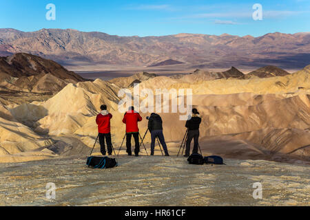 Fotografi, turisti, Zabriskie Viewpoint, Zabriskie Point, Parco Nazionale della Valle della Morte, Death Valley, California, Stati Uniti, America del Nord Foto Stock