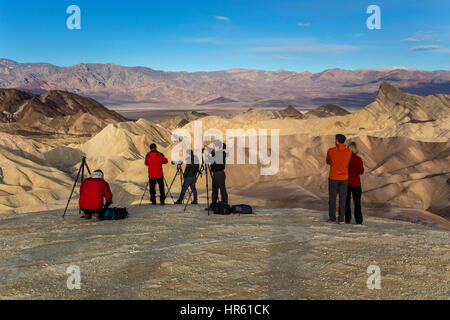 Fotografi, turisti, Zabriskie Viewpoint, Zabriskie Point, Parco Nazionale della Valle della Morte, Death Valley, California, Stati Uniti, America del Nord Foto Stock