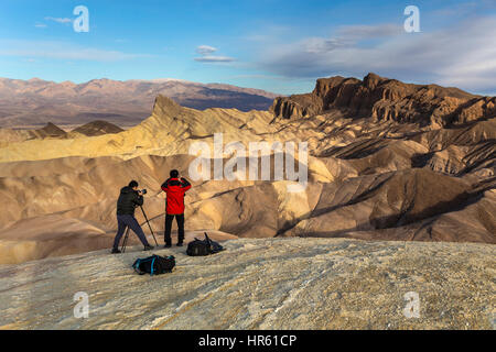 Fotografi, turisti, Zabriskie Viewpoint, Zabriskie Point, Parco Nazionale della Valle della Morte, Death Valley, California, Stati Uniti, America del Nord Foto Stock