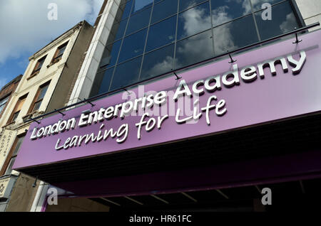 Il London Enterprise Academy scuola secondaria statale nella strada commerciale di Londra, Regno Unito. Foto Stock