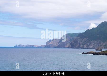 La costa vicino a Ponta Delgada, Madeira, Portogallo, Europa Foto Stock