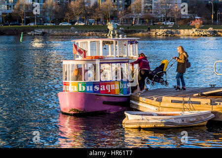 False Creek Aquabus traghetti passeggeri, Vancouver, British Columbia, Canada. Foto Stock