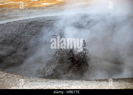 Una macchia geotermica notare per la sua gorgogliamento di piscine di fango bollente box fumanti e fumarole di emissione gas solforico, Namjafall, Hevrir, Islanda. Foto Stock