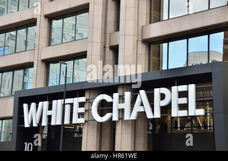 Il bianco edificio della cappella a Whitechapel High Street, Aldgate, Londra, Regno Unito. Foto Stock